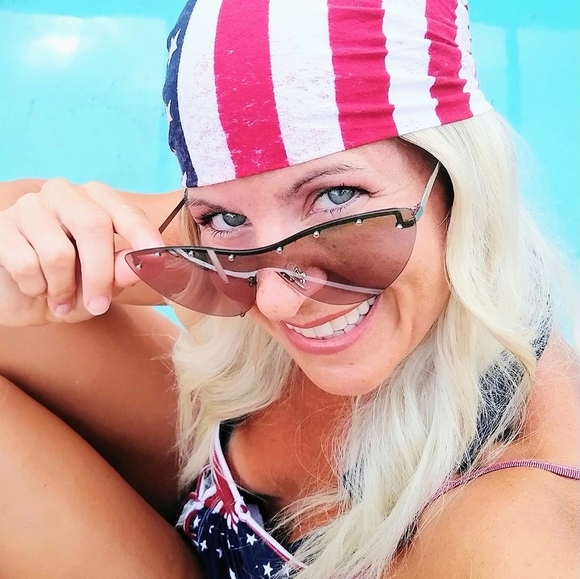 Meet your Posher, Deedee - Picture 3 of 4